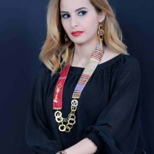 Un coffret montre avec collier et boucles d’oreilles ( tissue traditionnel en soie rouge) Mahlek creations