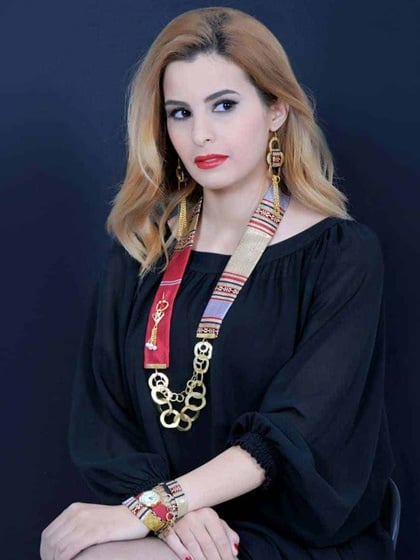 Un coffret montre avec collier et boucles d’oreilles ( tissue traditionnel en soie rouge) Mahlek creations