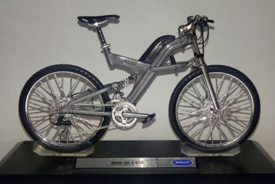 Vélo miniature de collection en métal