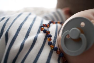 Collier Bébé Ambre et Pierre naturelle – Cognac et Lapis Lazuli