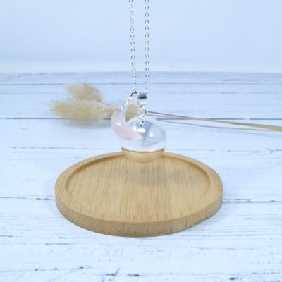 Bola lithothérapie chaine fine 1mm plaqué argent + pendentif lune quartz rose