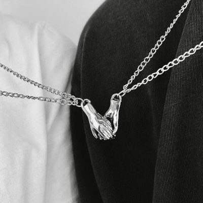 Mains entrelacées collier cadeau danniversaire