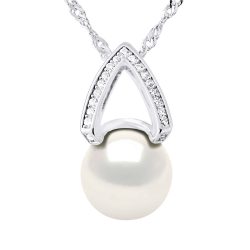 Collier en “V” avec  Perle Blanche de 10 mm de diamètre et Oxydes de Zirconium